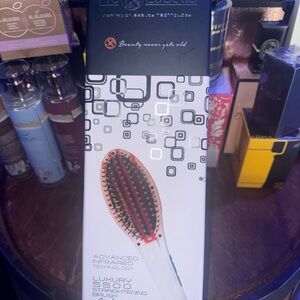 Pro Cabello Straightening Brush Luxury 5500 model in White Soft Touch-NIB